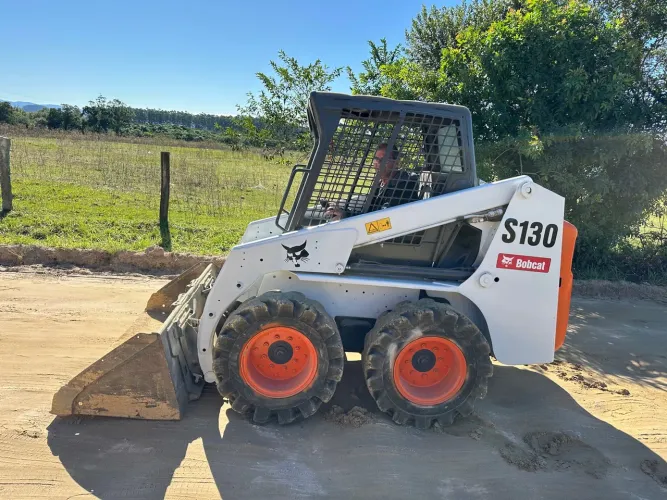 Vendo Bob cat s130 2013 aceito troca carro ou moto de menor valor. 