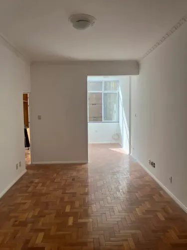 OTIMO E AMPLO SALA/QUARTO FUNDOS NO LEME COLADO À PRAIA!!