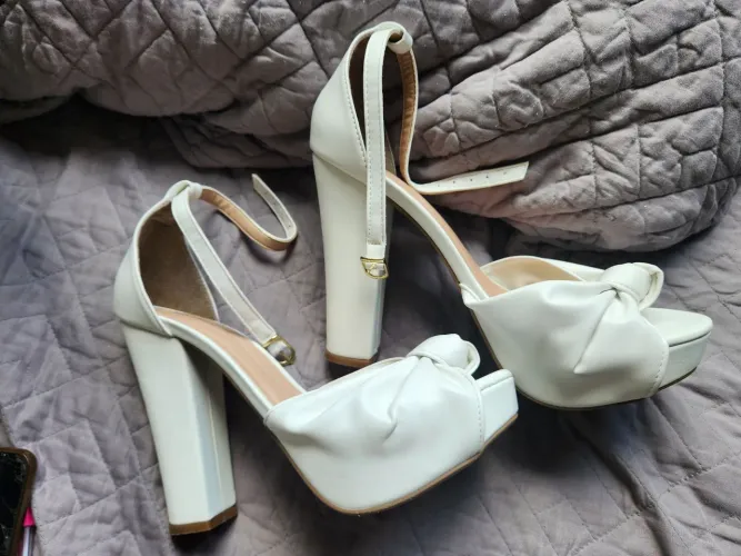 Sandália Plataforma Branca - Elegância e Conforto