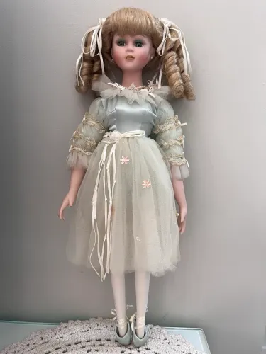 Boneca de porcelana
