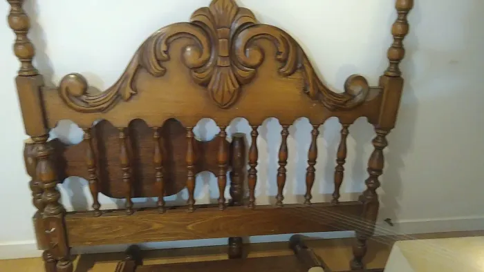 Cabeceira de cama de madeira antiga