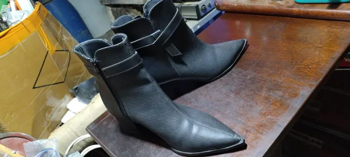 Bota feminina usada bom estado número 36