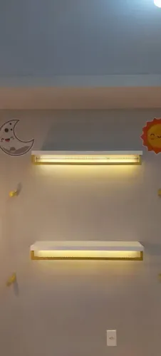 Prateleira de parede com arara 