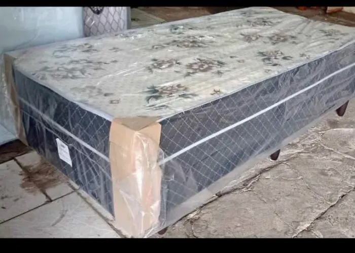 Box solteiro Novo com colchão acoplada 