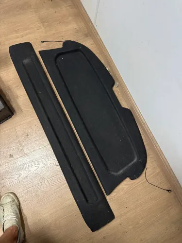 As 2 tampas originais do Fiat Stilo bagageiro