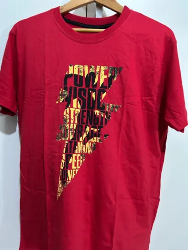 Camiseta Shazam Dc Nerd Geek Omelete Box Tam.M 100% Algodão Vermelha  (Nunca usada)
