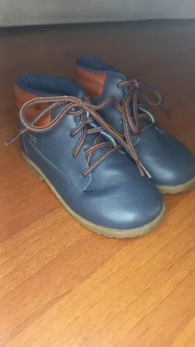 Bota coturno infantil cano médio com recortes azul