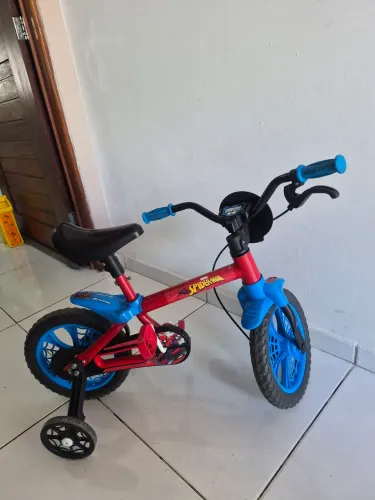 Bicicleta infantil do homem aranha