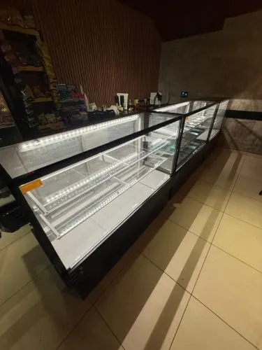 Balcão Vitrine Expositor Refrigerado Refrimate para frios, embutidos e tortas em até 10x
