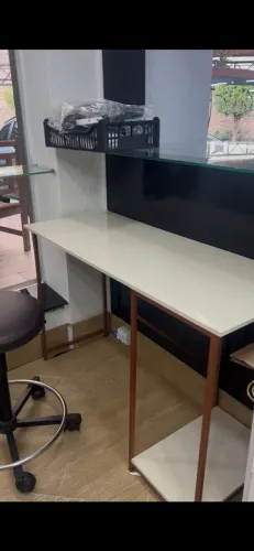 Mesa Escrivaninha com prateleira off white e cobre