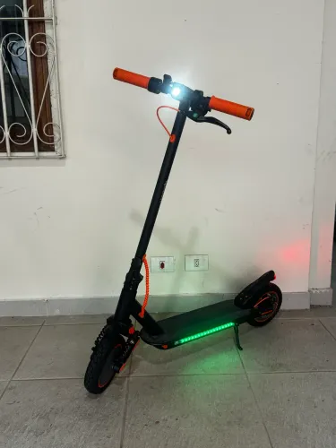 Patinete Elétrico 500W 4km/h App Bluetooth com Seta, Suspensão e Freio duplo