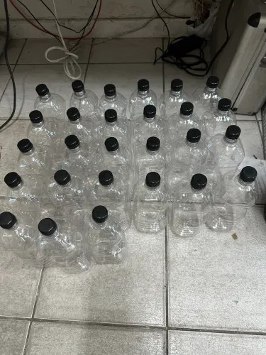 Vendo 27 garrafas pet de 1lt novas com tampa lacre.