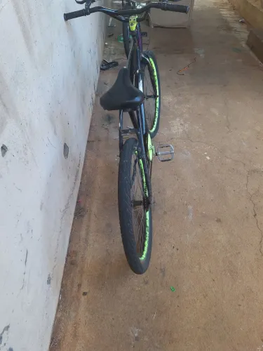 bicicleta verde com preto