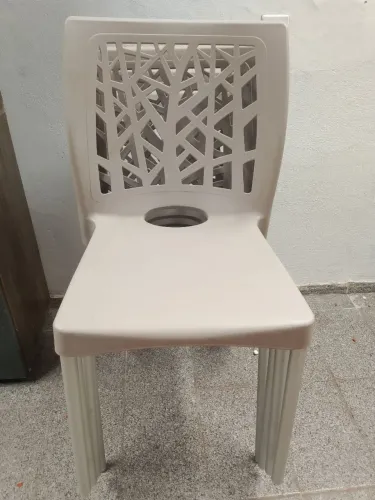 Um conjunto de cadeiras com 4 por$ 300 plastico bem resistente