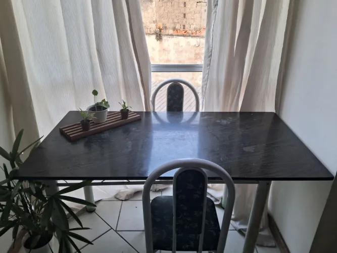Mesa de jantar com tampo de pedra para 6 lugares + 2 cadeiras