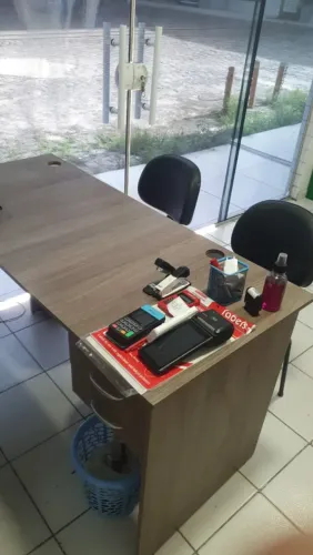 Mesa em L + 01 Cadeira e Armário Vazado
