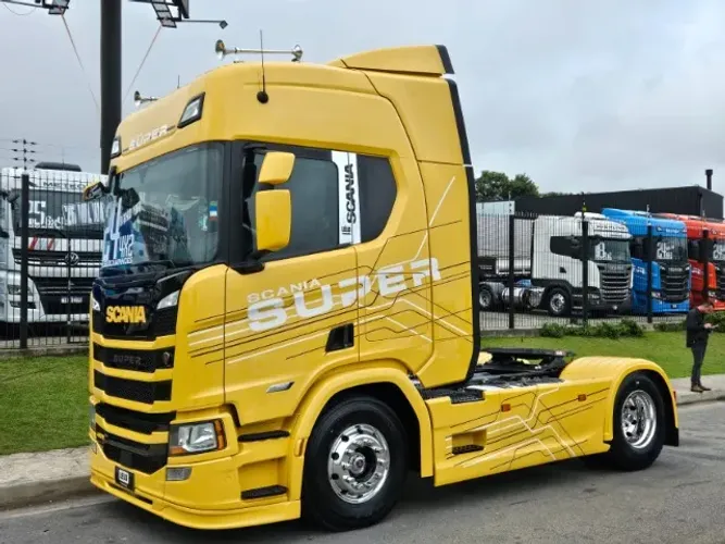 Scania R460 SUPER 4x2 Ano 24 Automático Geladeira Farol de teto e grade carenagem lateral