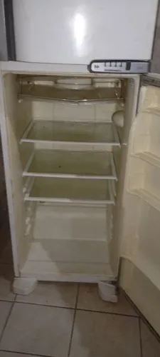 Vendo geladeira sem gás, motor funciona mas não tem gás.
