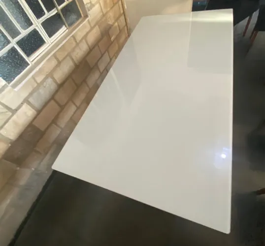 Mesa semi nova de vidro com oito cadeiras.