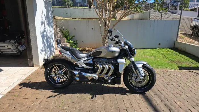 Triumph Rocket 3 R 2023 Cinza Exclusiva, Configuração GT, R$15mil em acessórios | 11mil km