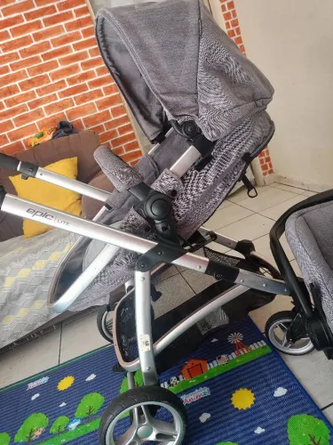carrinho com bebê conforto