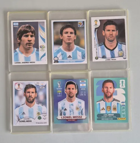 Kit Colecionável Figurinhas Messi 2006 a 2026. Com Acrílico Protetor