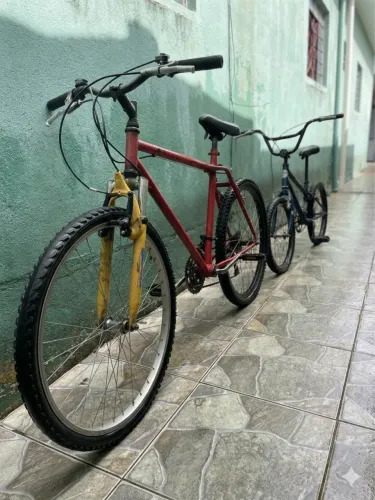 2 bicletas 1 em ótimo estado e outra com pneu furado