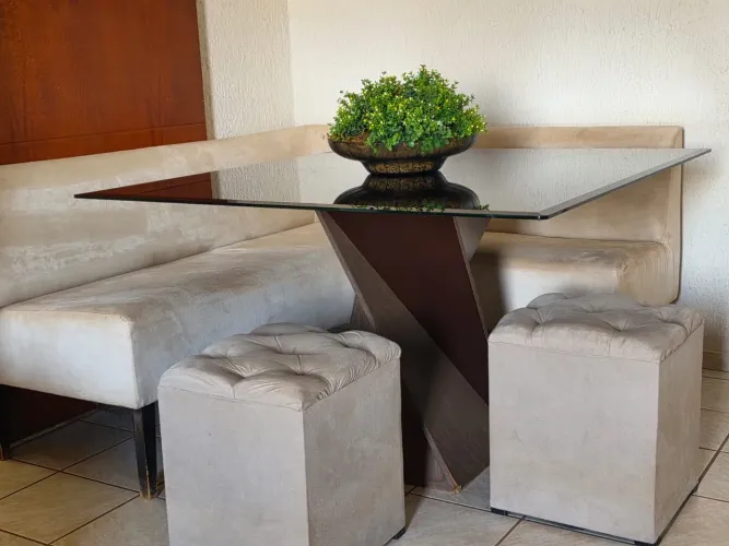 Mesa completa acompanha sofá e puffs