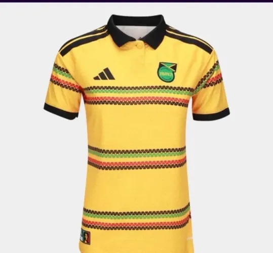 Blusa adidas estampadas 4 modelos 120 cada uma , as 4 por 400