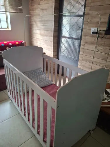 Berço com colchão e mosqueteiro