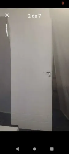 Vendo porta com detalhes na cor branca