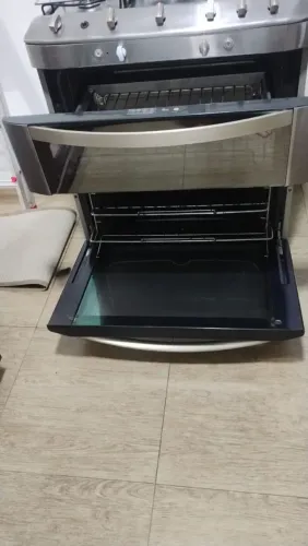 Fogão elétrico 5 bocas 2 fornos sendo 1 a gás e o outro forno eletrico