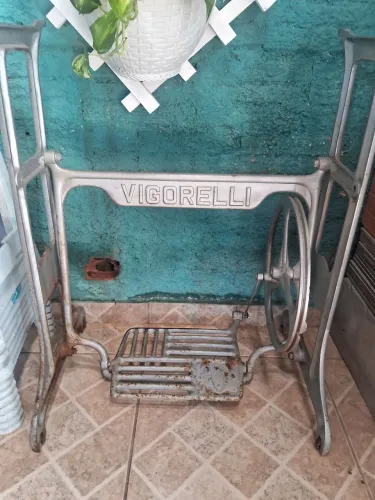 Vendo 2 pé de máquina Vigorelli