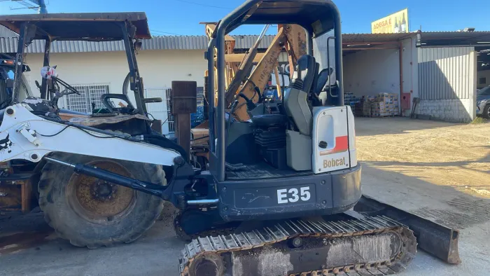 Mini escavadeira Bobcat E35