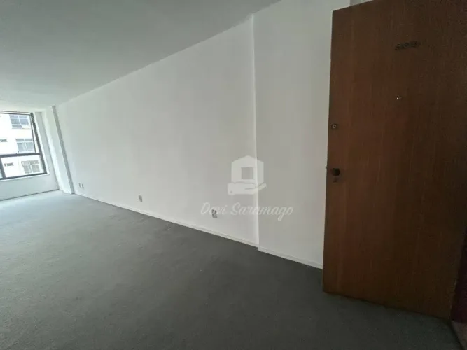 Sala Comercial Ampla na Avenida Ernani Amaral Peixoto