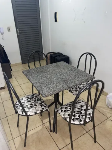Vendo mesa mármore 4 cadeiras 400,00