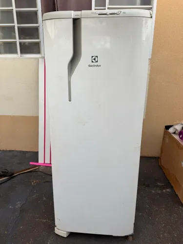 Geladeira Electrolux 240 litros