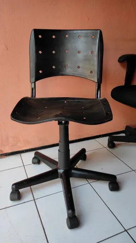 Cadeira secretária polipropileno