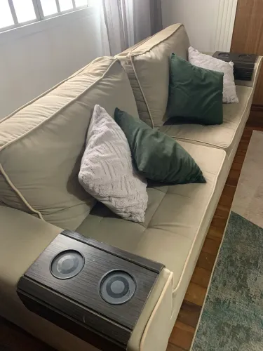Vendo sofá de três lugares e dois lugares comprei moveis del verde