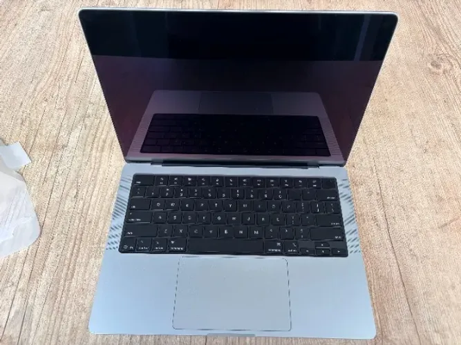 MacBook Pro 14" M5 24GB/1TB Prata - 4 ciclos, completo na caixa
