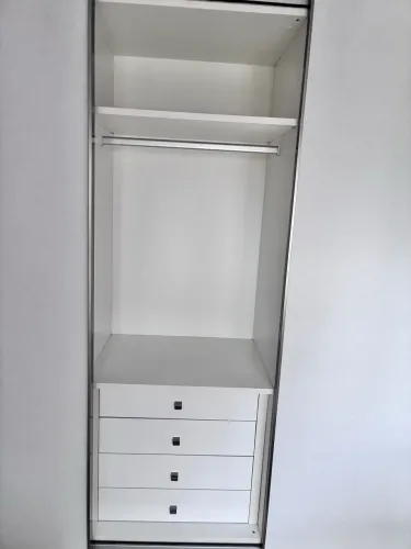 Conjunto quarto marca Florense:guarda-roupa planejado +criado-mudo+bancada+poltrona