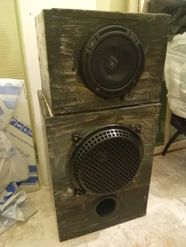 Caixa de som bob modular com amplificador e fonte.