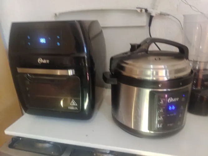 VENDO URGENTE UM CONJUNTO DE FORNO 4EM1 E PANELA PRESSAO - AMBOS MARCA OSTER SEMI NOVO ver