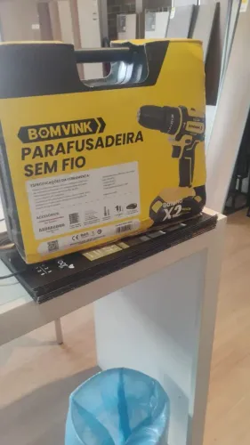 Vendo uma furadeira parafusadeira semi nova