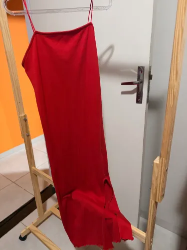 Vestido tamanho M com fenda na lateral