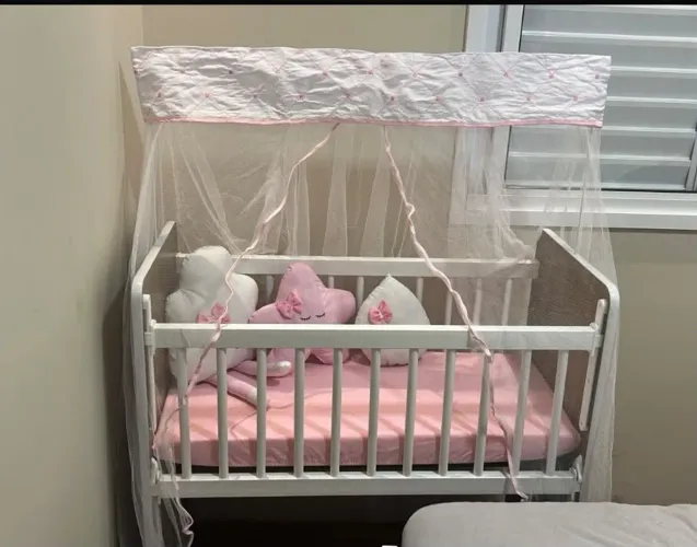 Mini berço com grade móvel + colchão + mosqueteiro