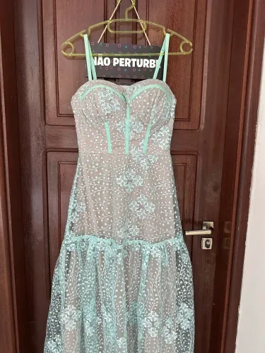 Vestido de festa em tule azul tiffany