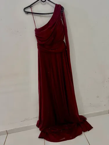 Vende-se estes vestidos de festa