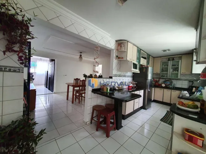 (Aceita troca) Casa com 3 quartos à venda, 250 m² por R$ 690.000 - Conjunto Habitacional S