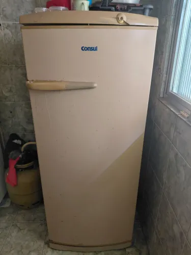 Vendo geladira por motivo de mudança perfeitamente nunca mexido em nada